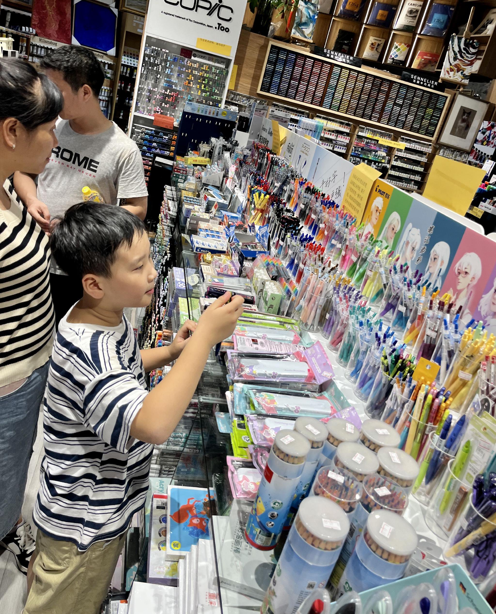 开学季，花式文具上新。劳动报记者贡俊祺 摄影